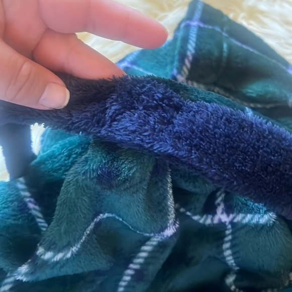 Tommy Hilfiger boys plush robe - Picture 2 of 5